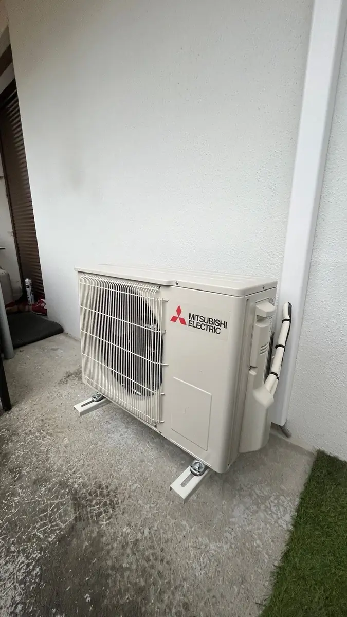 Unité extérieure Mitsubishi Electric blanche posée au sol