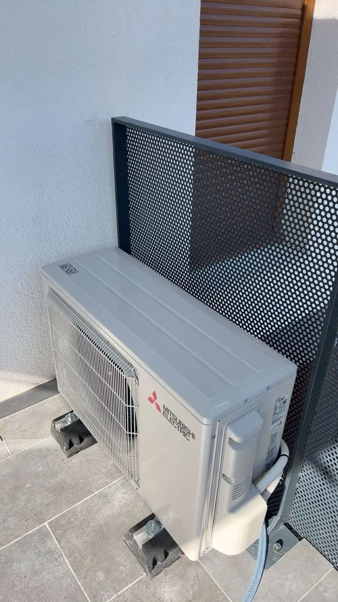 Unité extérieure Mitsubishi Electric protégée par une grille métallique