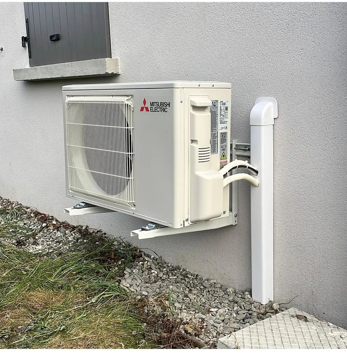 Unité extérieure Mitsubishi Electric installée derrière un cache anti-vue