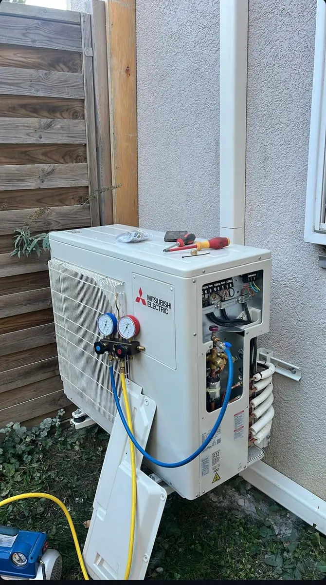 Mise en service d’une climatisation par un technicien Kelvyn